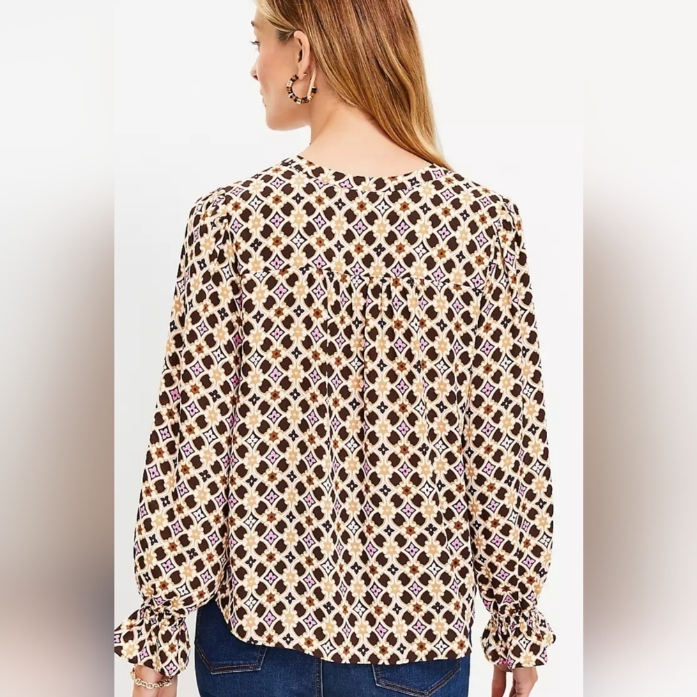 LOFT Floral Ruched Yoke Ruffle Cuff Blouse Small NWT - Picture 2 of 4